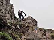 36 Nina aiutata da Katy a  superare le roccette, se la cava bene  